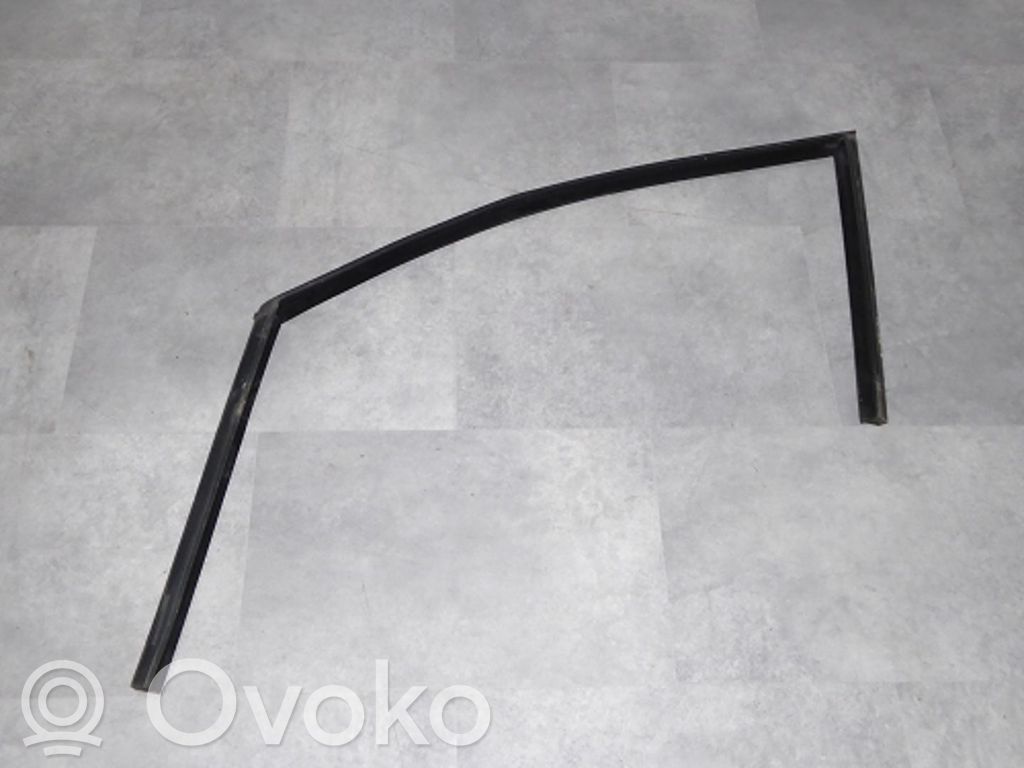BMW 5 E60 E61 Etuoven tuulilasin kisko