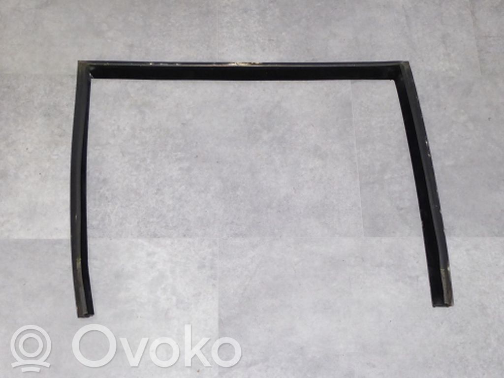 BMW 5 E60 E61 Ramka szyby drzwi tylnych 