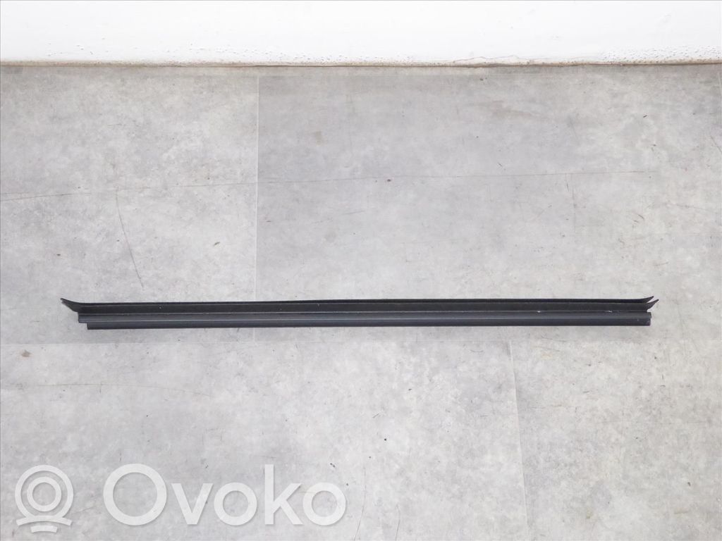 BMW 2 F46 Takaoven kumitiiviste