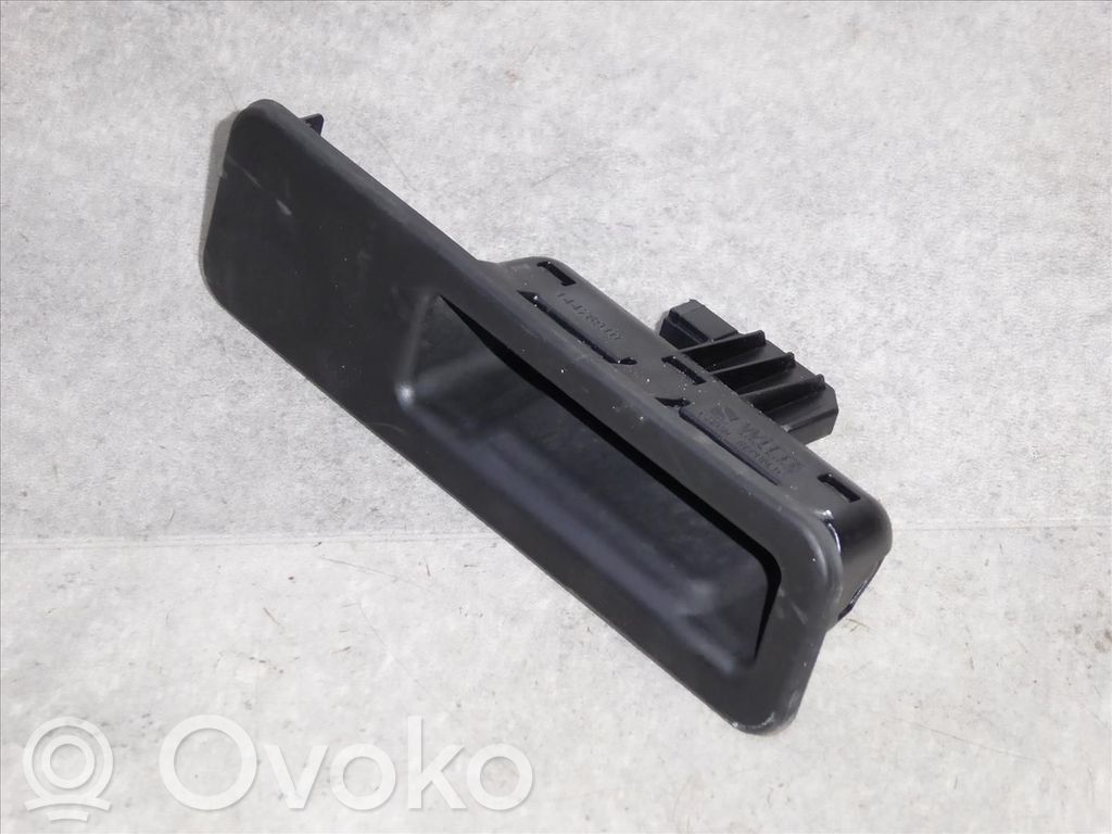 BMW 5 G30 G31 G38 Przycisk otwierania klapy bagażnika