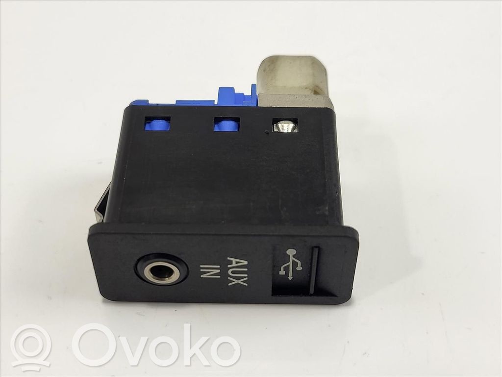 Enchufe conector entrada auxiliar   84109237653,84109237653