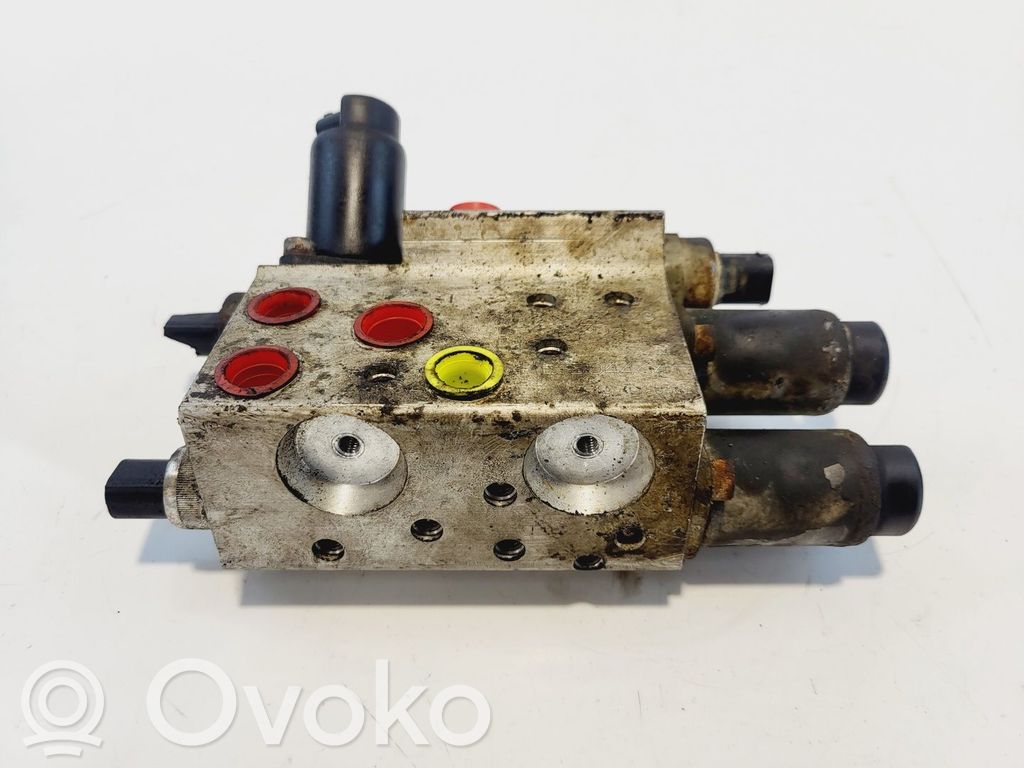 BMW 7 E65 E66 Aktiivijousituksen ohjaus/venttiilikokoonpano 