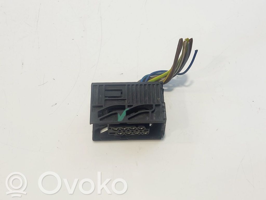 BMW 5 E60 E61 Vetokoukun sähköpistoke 