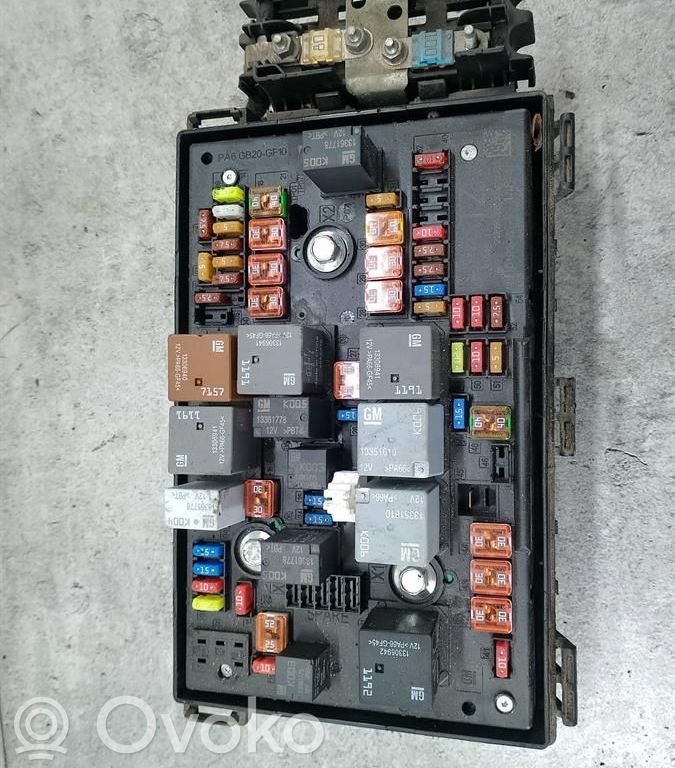 Opel Astra J Juego de caja de fusibles 