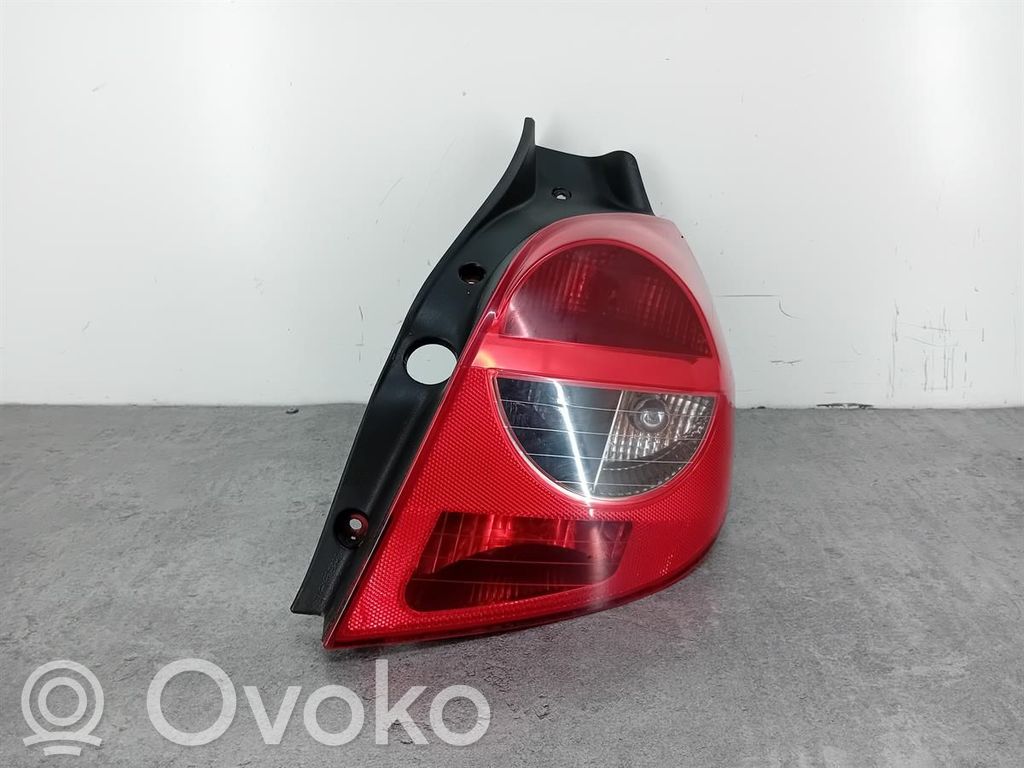 Renault Clio III Aizmugurējais lukturis virsbūvē 