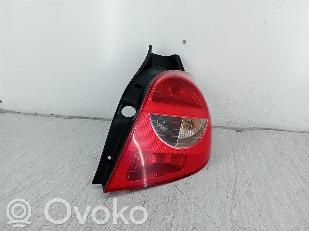 Renault Clio III Aizmugurējais lukturis virsbūvē 