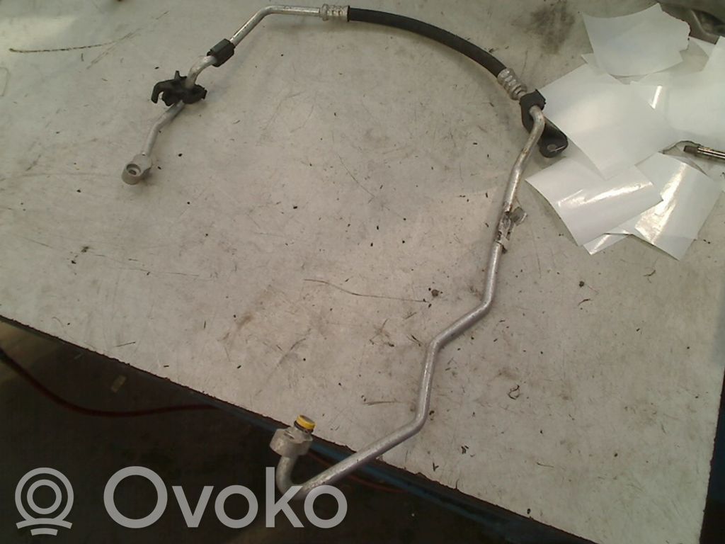 BMW 1 E81 E87 Ilmastointilaitteen putki (A/C) 