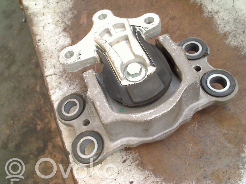 Volvo V70 Engine mount bracket 