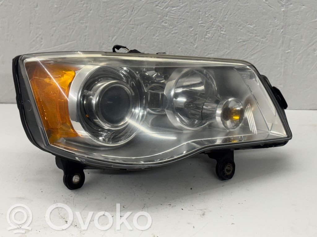 Chrysler Grand Voyager V Lampa przednia 