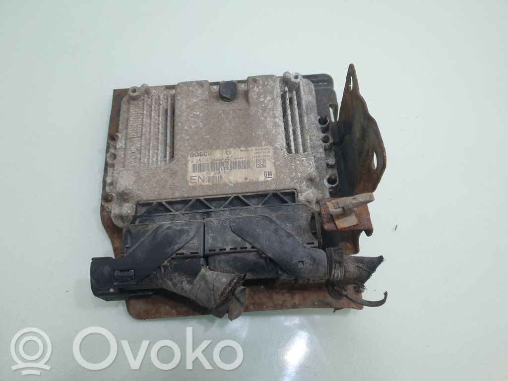 Opel Zafira B Engine control unit/module 