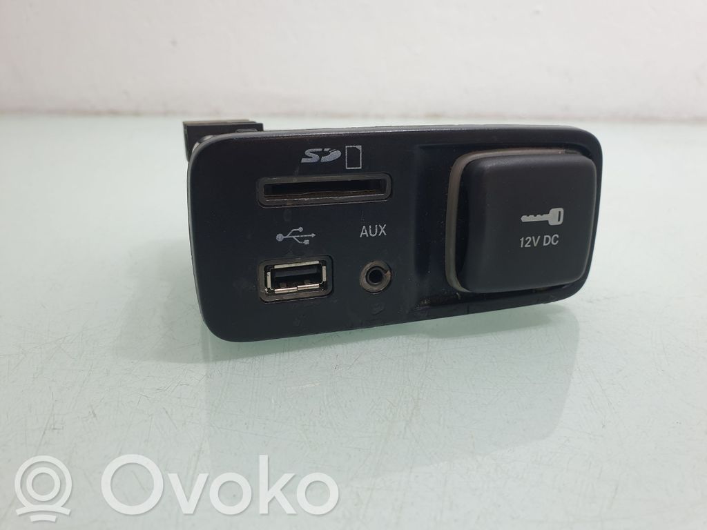 Jeep Cherokee KL Enchufe conector entrada auxiliar 