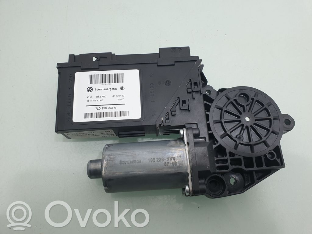 Volkswagen Touareg I Front door window regulator motor 