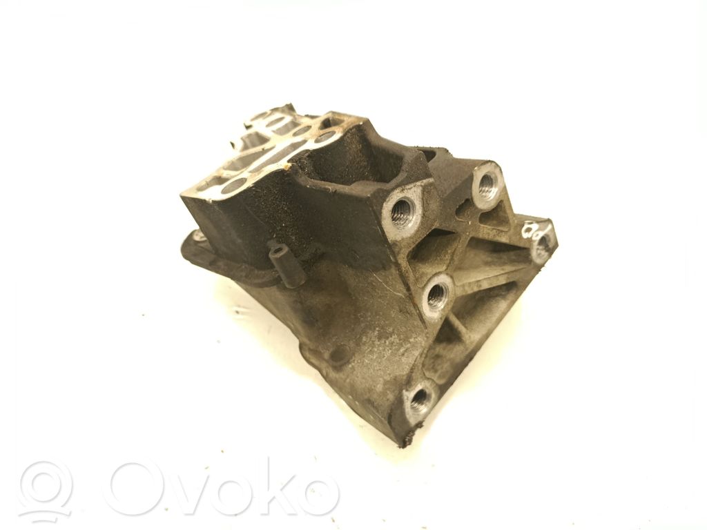 Land Rover Freelander 2 - LR2 Engine mounting bracket 
