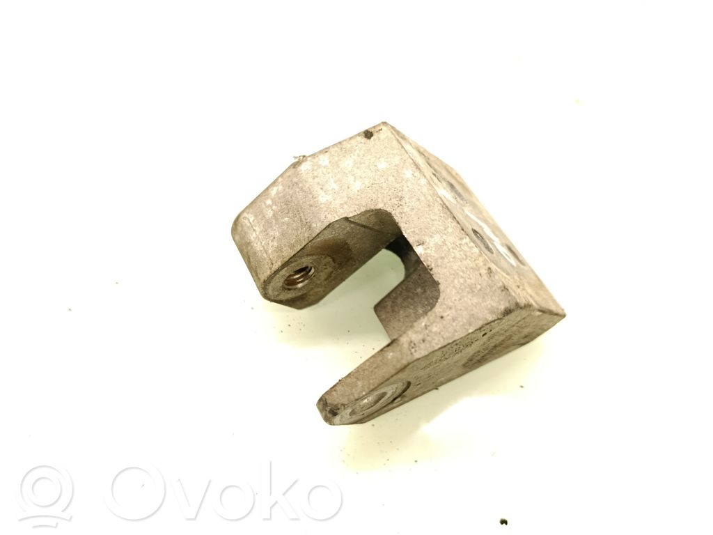 Volvo V40 Engine mounting bracket 