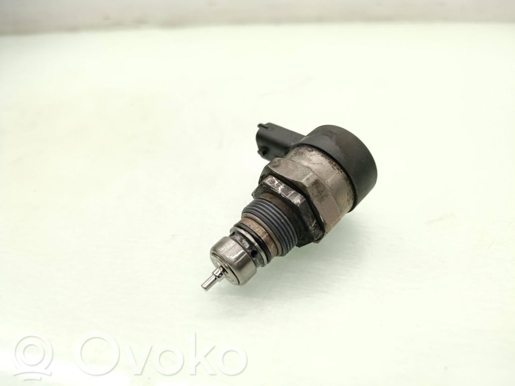 Régulateur de pression de carburant   30777576,0281002712