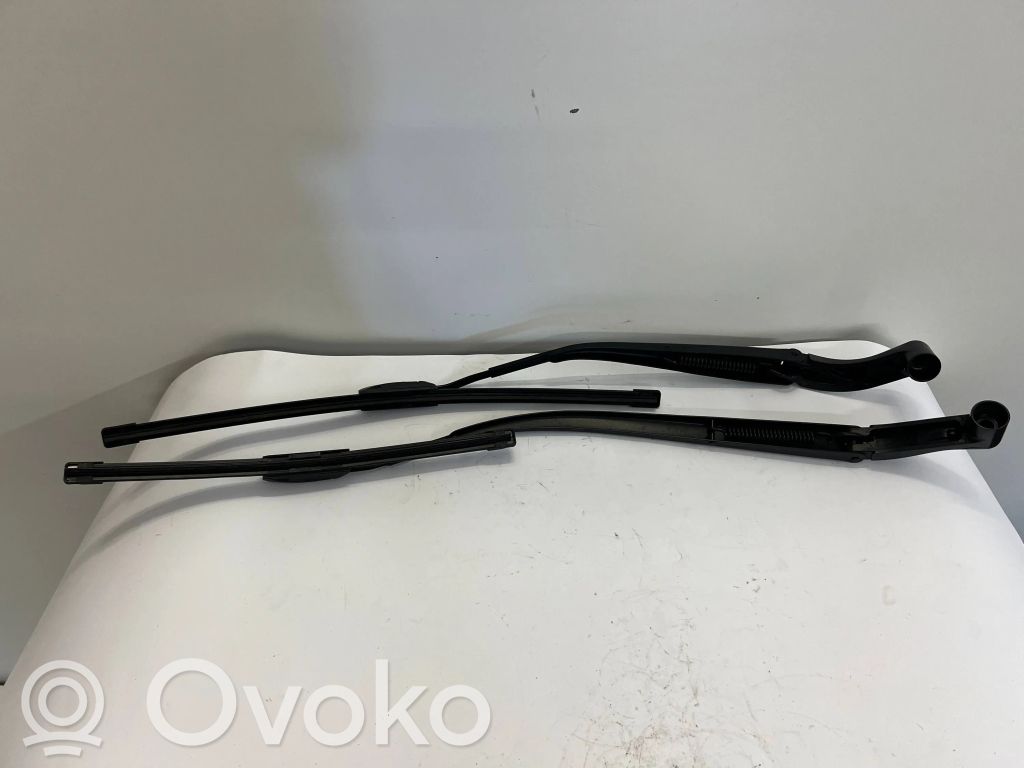 Front wiper blade arm