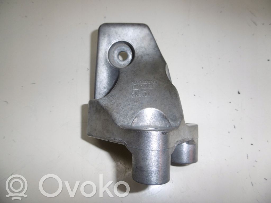 Volvo XC90 Engine mounting bracket 