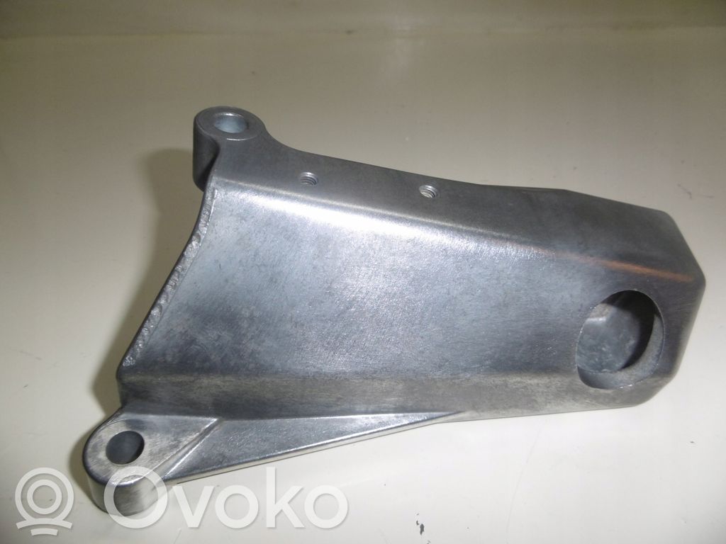 Engine mounting bracket   8683730