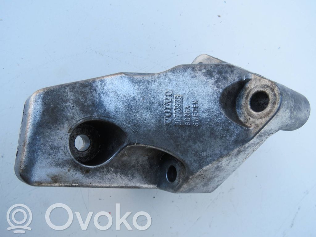 Volvo XC90 Engine mounting bracket 