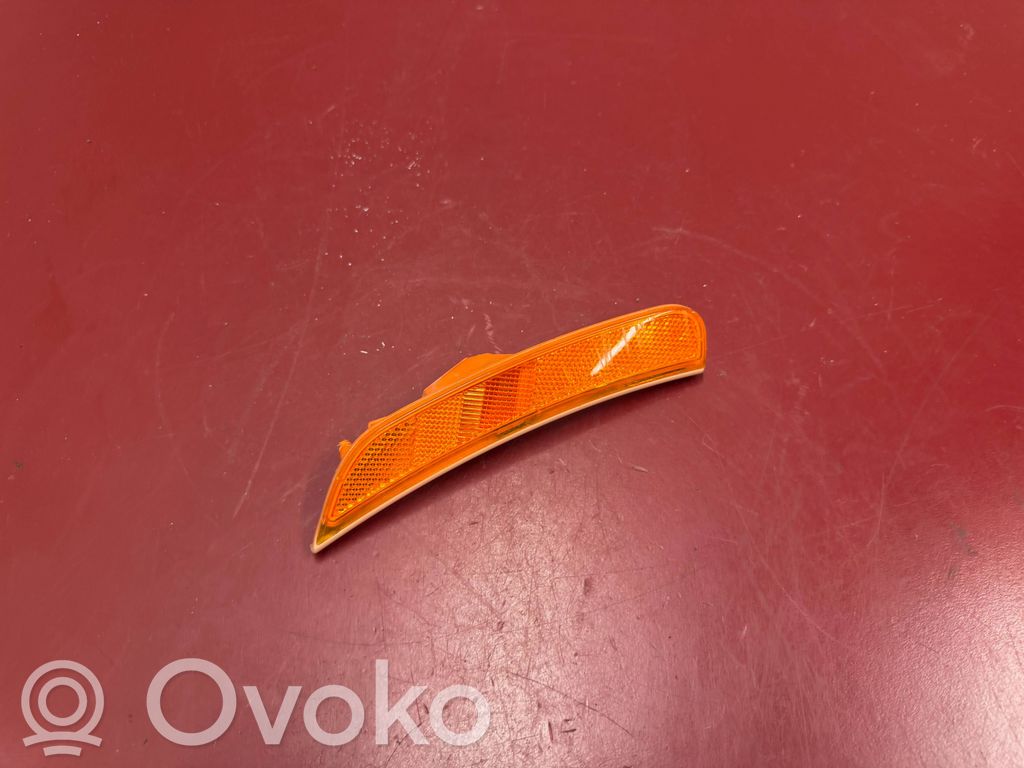 Chrysler Pacifica Front reflector 