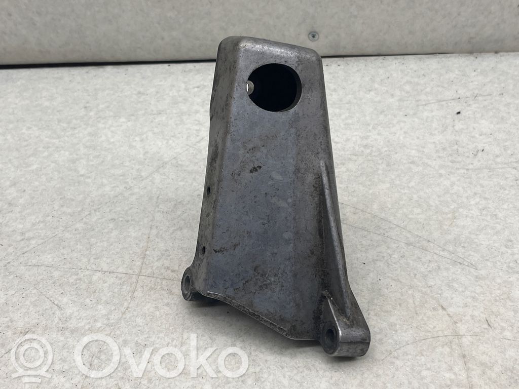 Volvo XC90 Engine mounting bracket 
