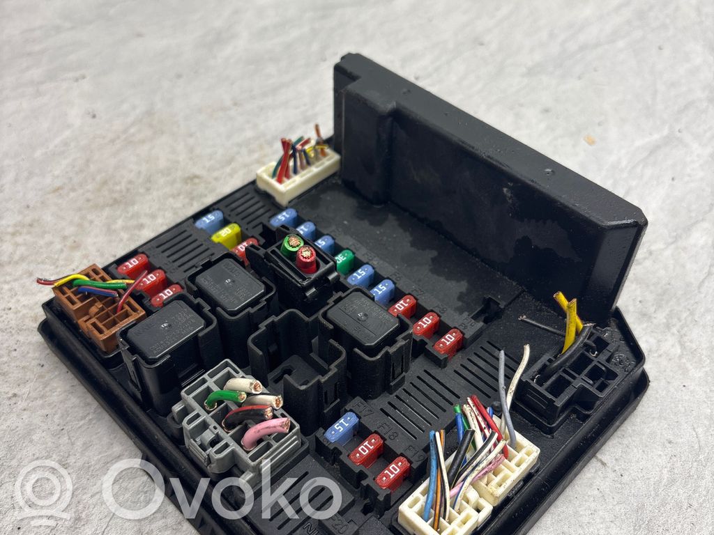 Nissan Qashqai Ramka / Moduł bezpieczników 