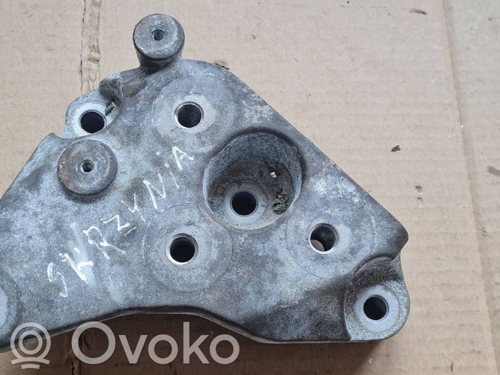 Chrysler Pacifica Gearbox mounting bracket 
