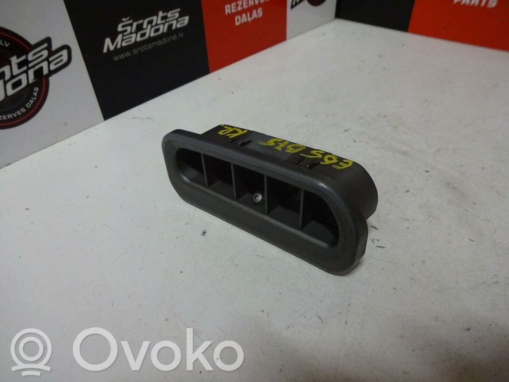 BMW 7 E65 E66 Oro grotelės gale 
