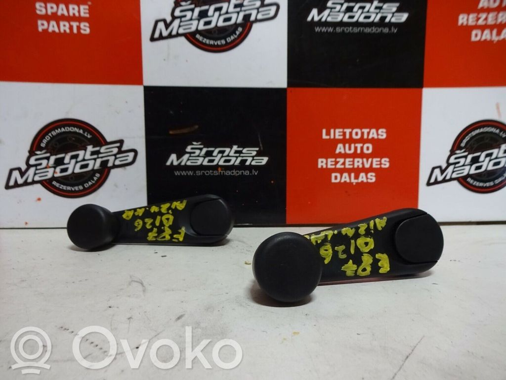 Asa de la ventanilla de la puerta delantera   8122503