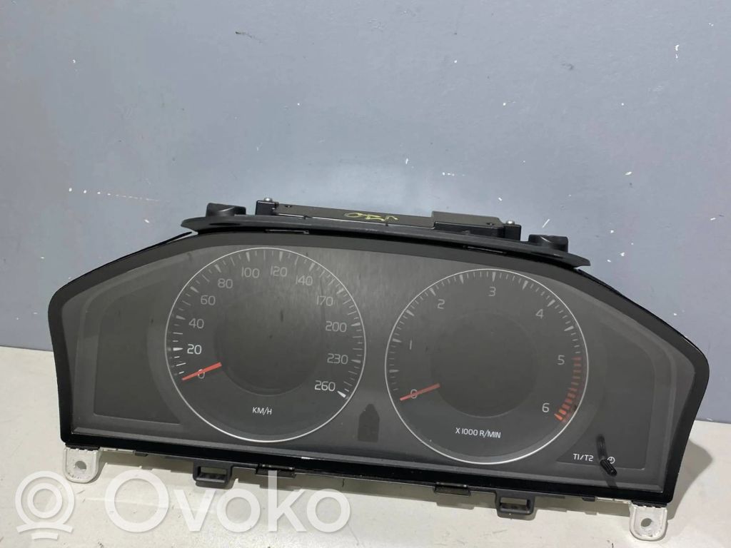 Volvo V70 Speedometer (instrument cluster) 