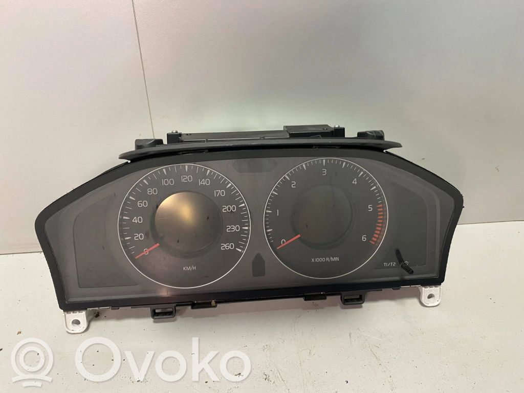 Volvo V70 Speedometer (instrument cluster) 