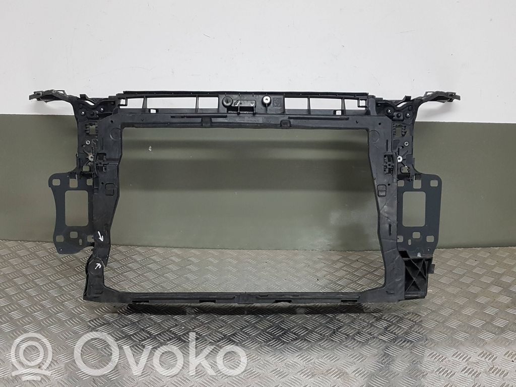 Audi Q3 F3 Pas przedni 