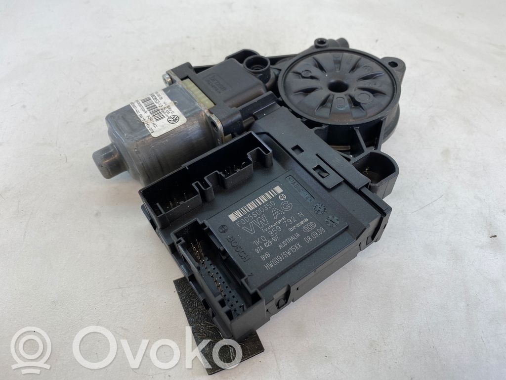 Volkswagen PASSAT B6 Silnik regulatora szyby drzwi przednich 