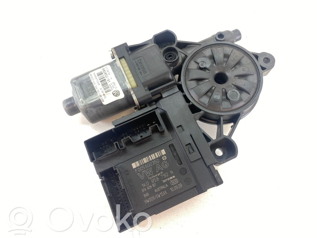 Volkswagen PASSAT B6 Silnik regulatora szyby drzwi przednich 