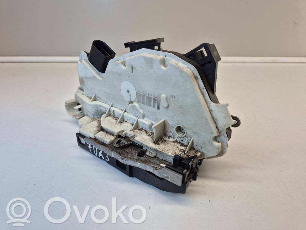 Volkswagen PASSAT CC Front door lock 
