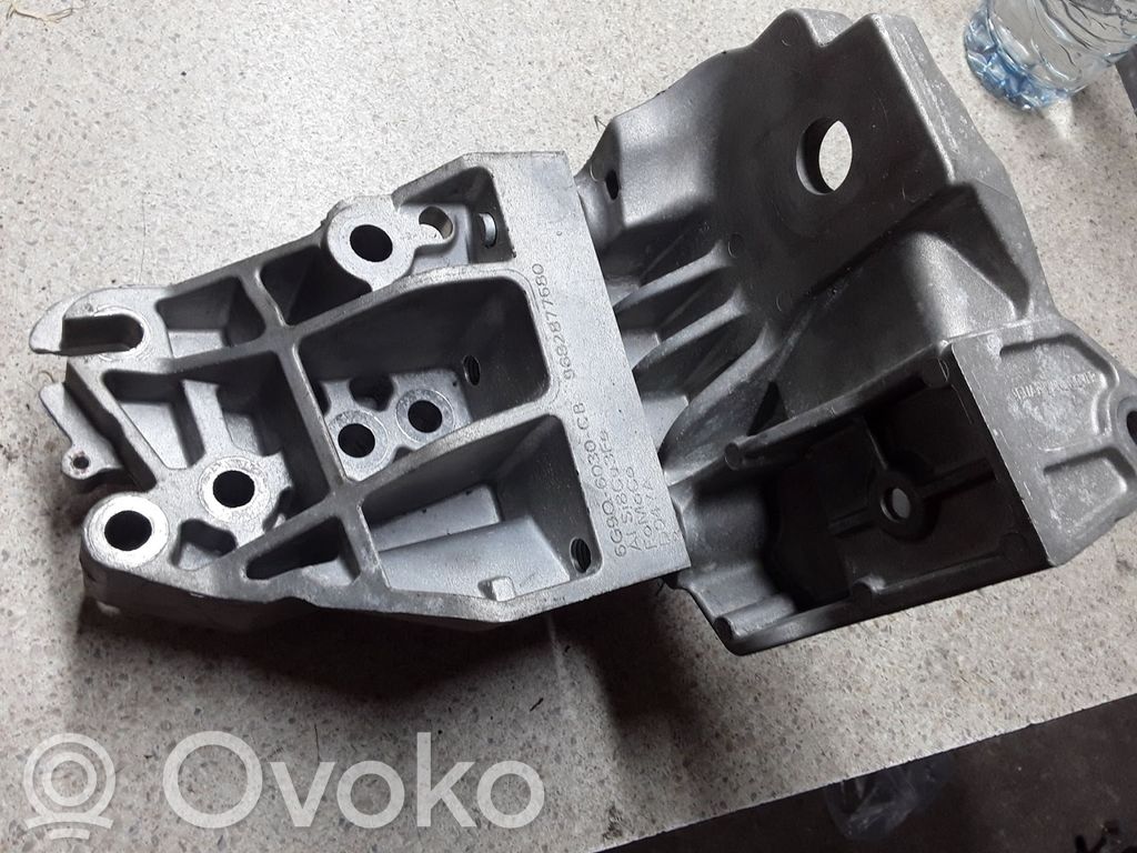 Land Rover Evoque I Engine mounting bracket 