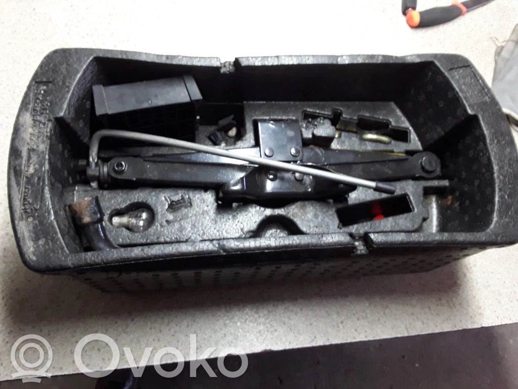 Tool set   2R8A17B043AB