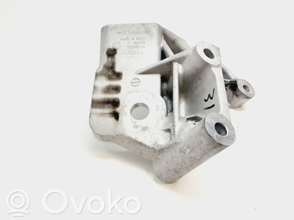 Volvo XC90 Engine mounting bracket 