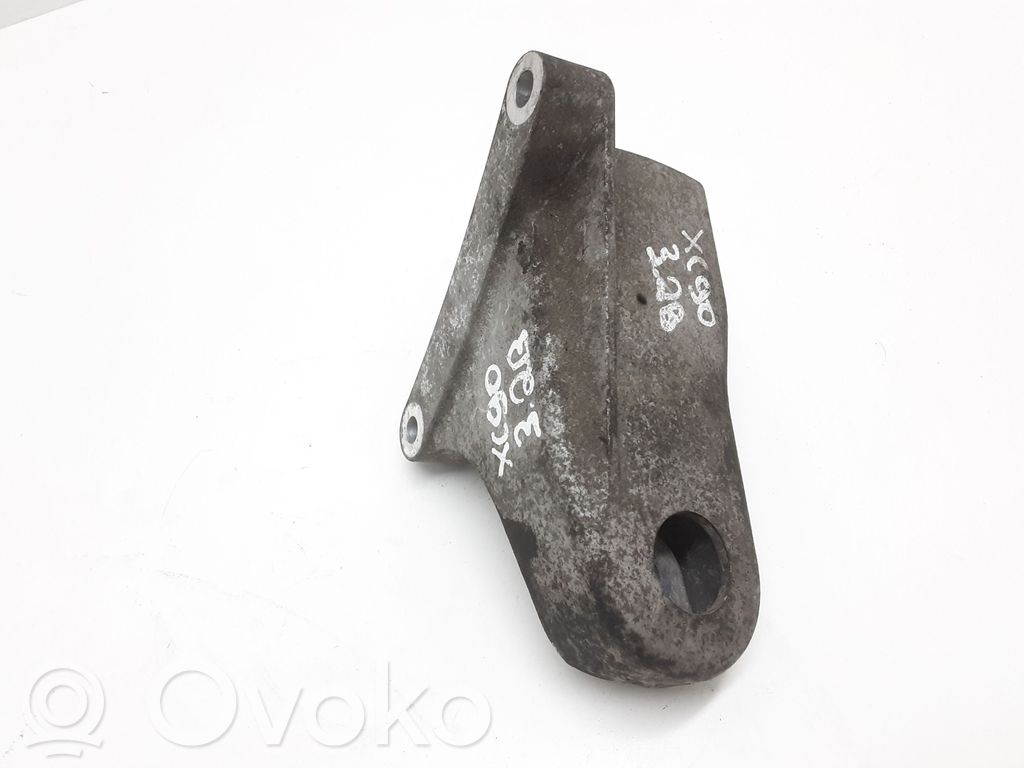Volvo XC90 Engine mounting bracket 
