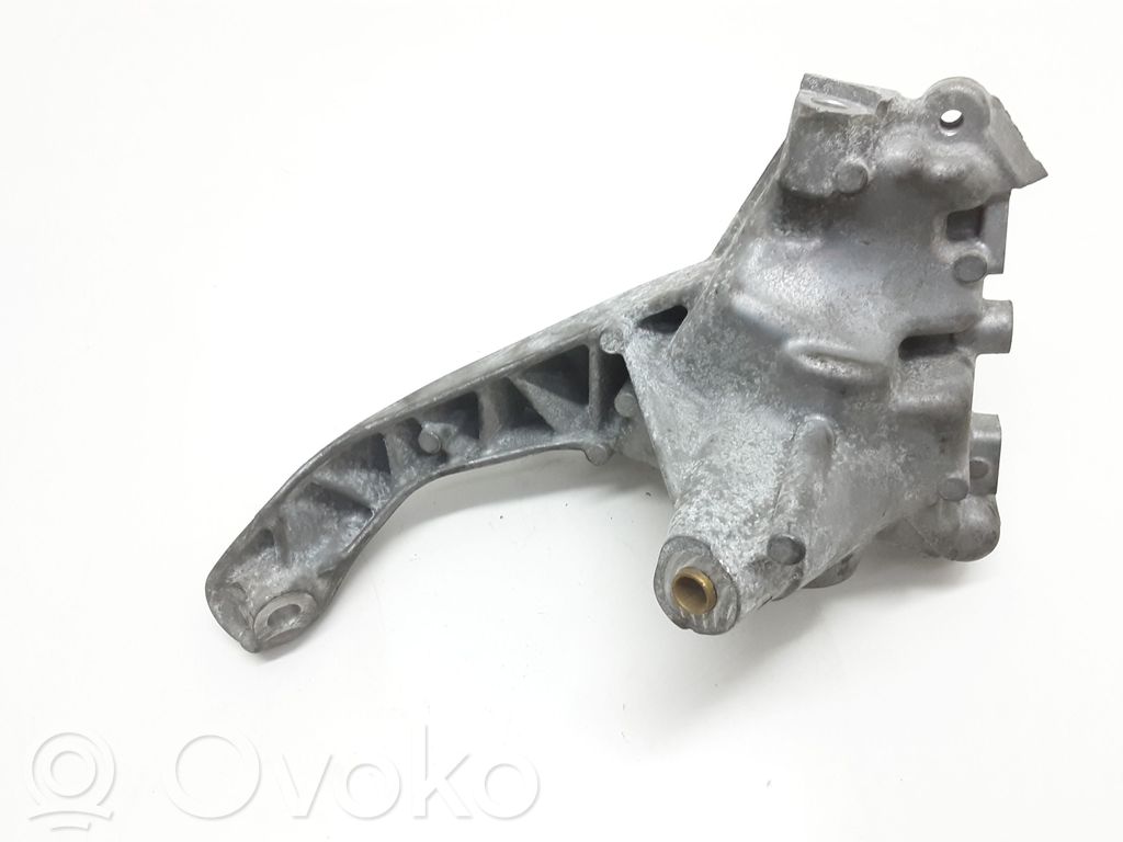 Volvo XC60 Engine mounting bracket 