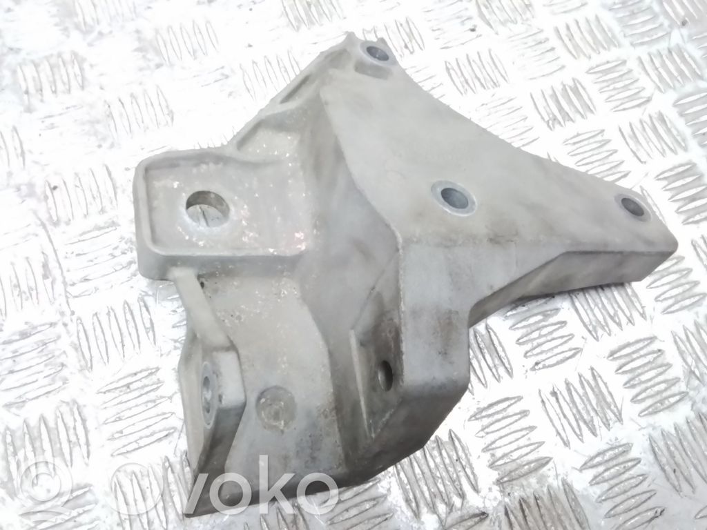 Volvo V70 Engine mounting bracket 