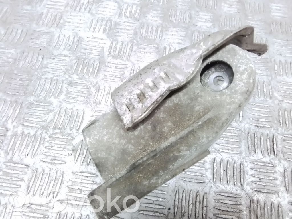 Volvo XC90 Engine mounting bracket 