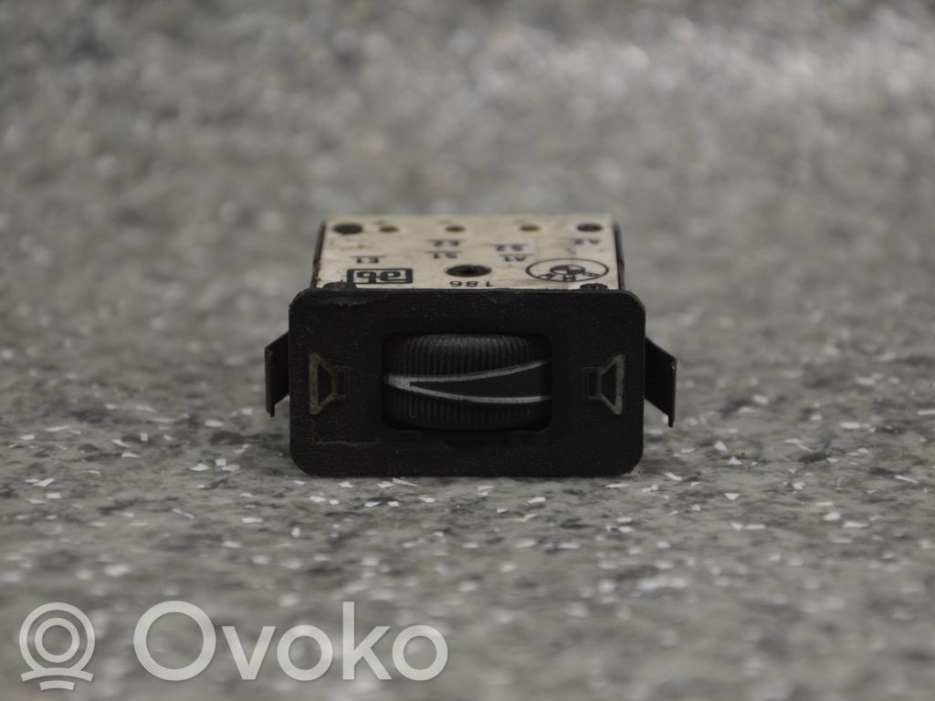 Headlight level height control switch   1368769