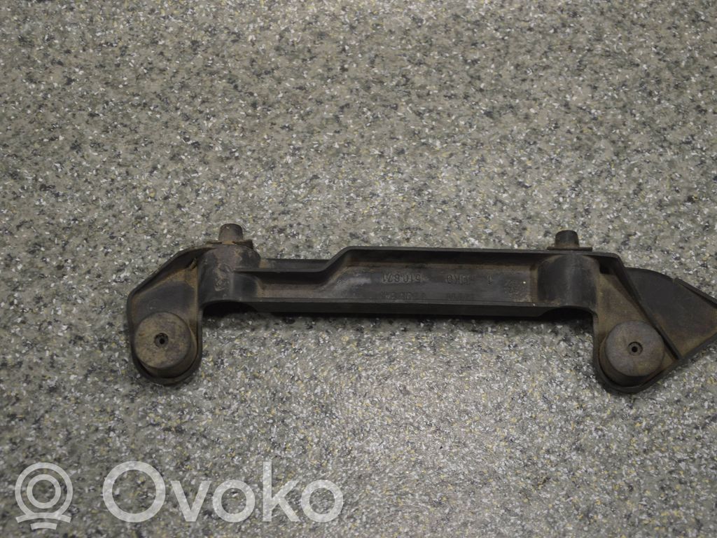 BMW 3 E30 Jäähdyttimen kannatin 