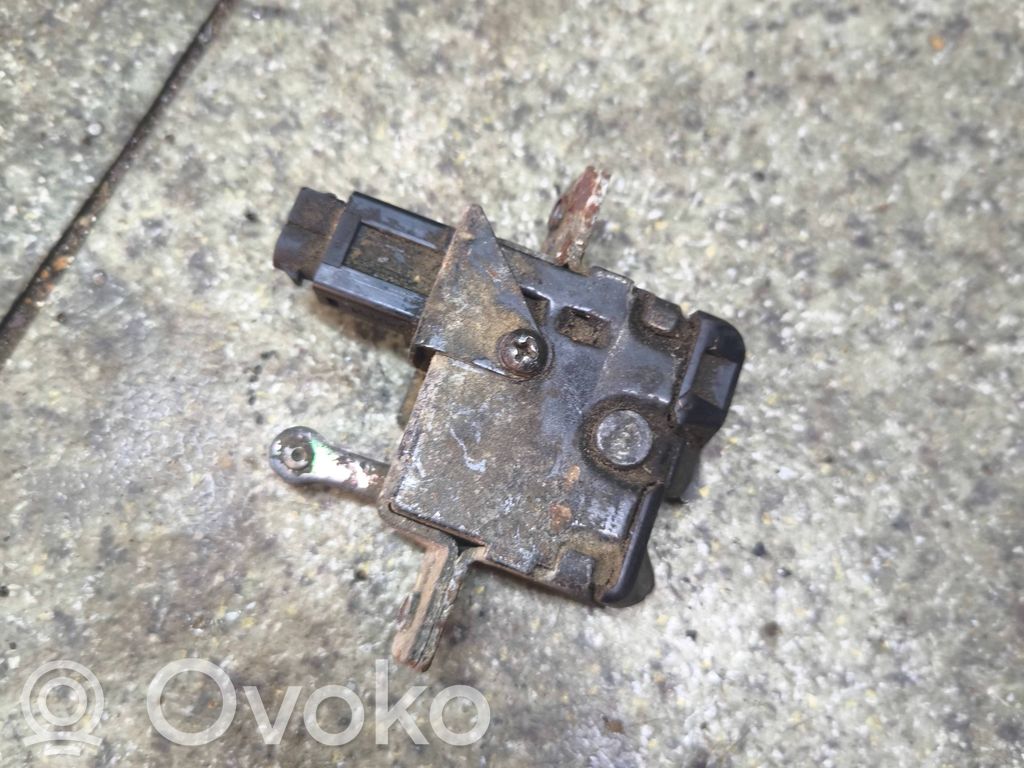 Loading door lock   8351109