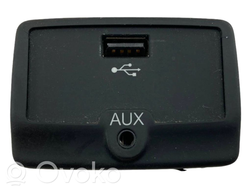 Fiat 500L Enchufe conector entrada auxiliar 