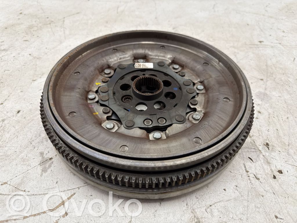 Volkswagen Golf VIII Kaksoismassavauhtipyörä 