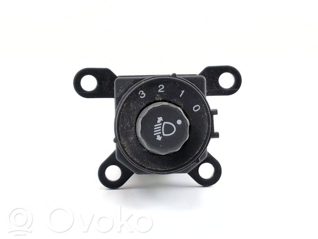 Headlight level height control switch   M30424