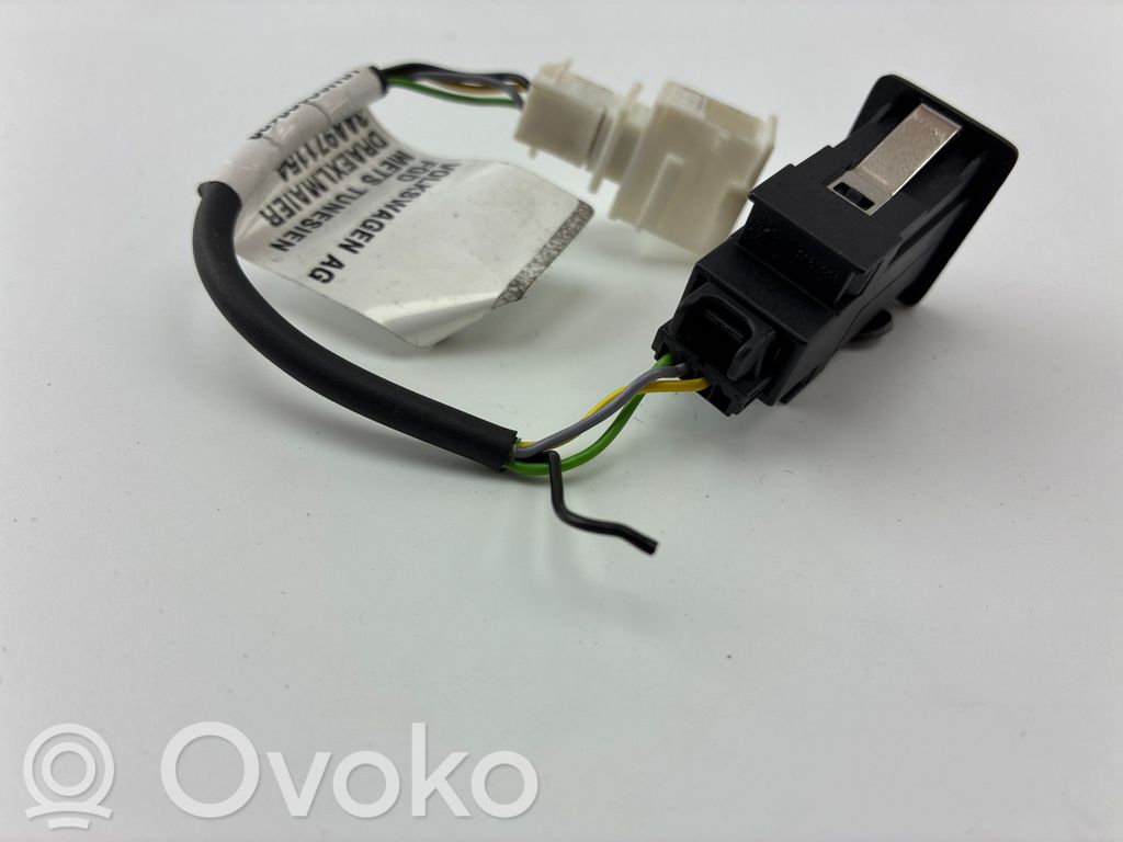 Volkswagen PASSAT B7 Enchufe conector entrada auxiliar 