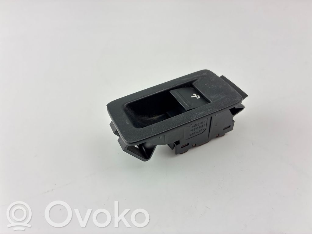 Volkswagen PASSAT B7 Przycisk chowanego haka holowniczego 